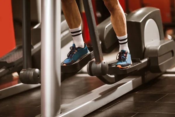 Mannens Ben Sneakers Som Arbetar Stepper Simulatorn Gymmet — Stockfoto