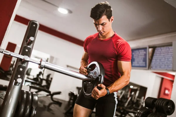 Joven Hombre Guapo Haciendo Ejercicios Gimnasio —  Fotos de Stock