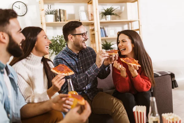 Ομάδα Νεαρών Φίλων Που Τρώνε Πίτσα Στο Εσωτερικό Του Σπιτιού — Φωτογραφία Αρχείου