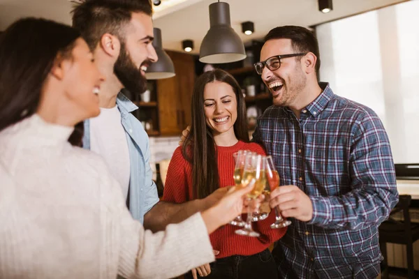 Молоді Люди Вітають Флейтами Шампанського Виглядають Щасливими Проводячи Домашню Вечірку — стокове фото