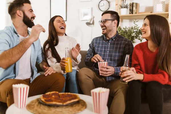 Grupo Jóvenes Amigos Comiendo Pizza Interior Del Hogar Jóvenes Divirtiéndose — Foto de Stock