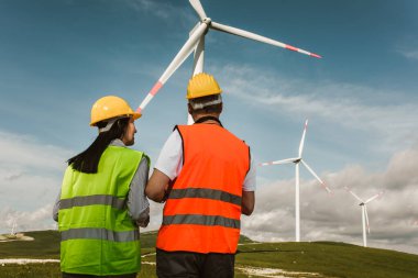 Yel değirmeni mühendisleri, rüzgar türbinini kontrol edin.