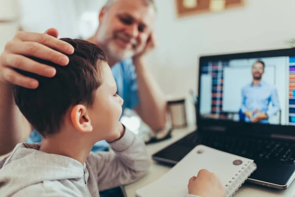 Öğrenci Çocuk Internetten Eğitim Veriyor Baba Oğluna Ödevinde Yardım Ediyor — Stok fotoğraf