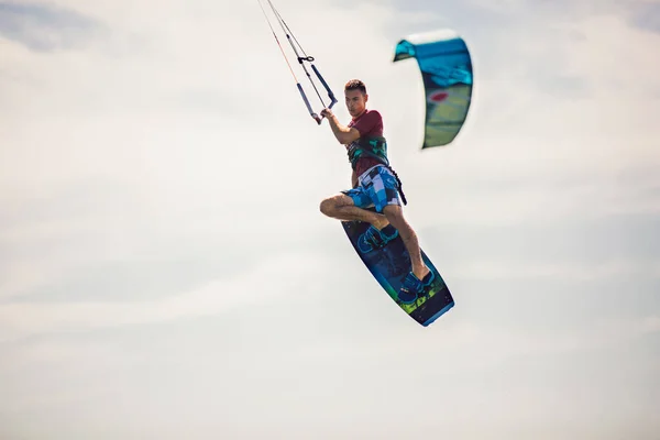 Kiter Profissional Faz Truque Difícil Belo Fundo Kitesurfing Kiteboarding Fotos — Fotografia de Stock