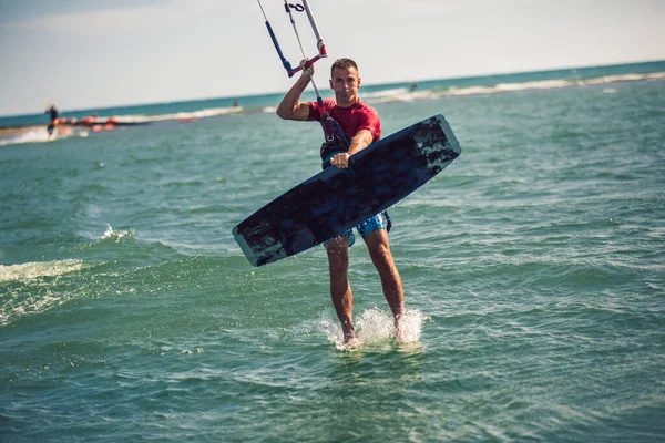 Profesjonalny Kiter Robi Trudną Sztuczkę Rzece Kitesurfing Kiteboarding Akcji Zdjęcia — Zdjęcie stockowe