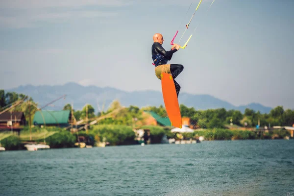 Kiter Profesional Hace Truco Difícil Río Kitesurf Kiteboarding Fotos Acción —  Fotos de Stock