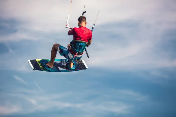 Kiter Profissional Faz Truque Difícil Belo Fundo Kitesurfing Kiteboarding Fotos — Fotografia de Stock