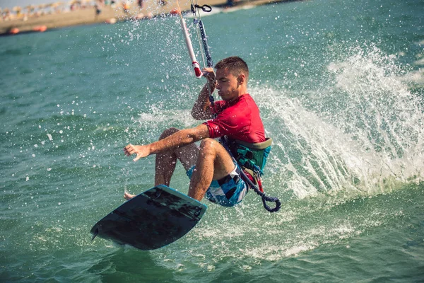 Professionell Kitare Gör Det Svåra Tricket Flod Kitesurfing Kiteboarding Action — Stockfoto