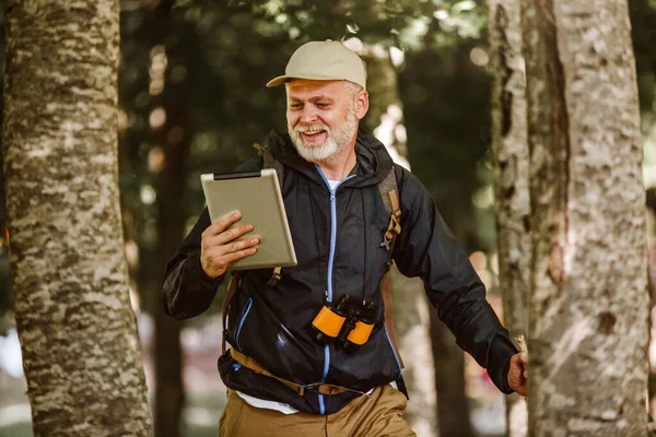 Yetişkin Erkek Yürüyüşçü Dijital Sekme Kullanıyor Doğa Yürüyüşü Sırasında Konum — Stok fotoğraf