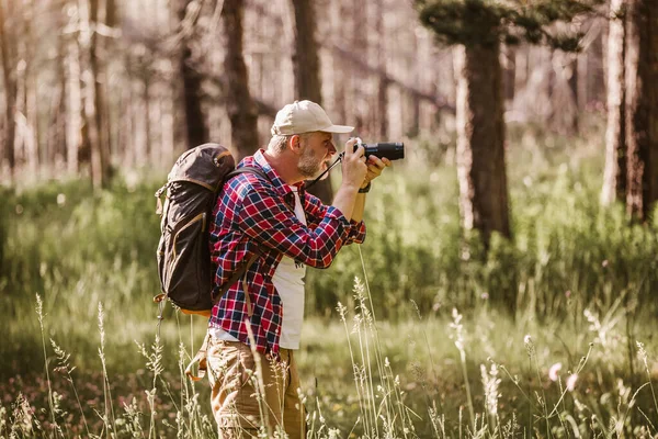 Erkek Yürüyüşçü Eski Bir Kamerayla Doğa Fotoğrafı Çekiyor — Stok fotoğraf
