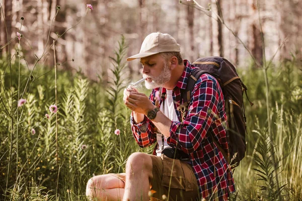 Homem Maduro Barbudo Fumando Maconha Medicinal Natureza — Fotografia de Stock