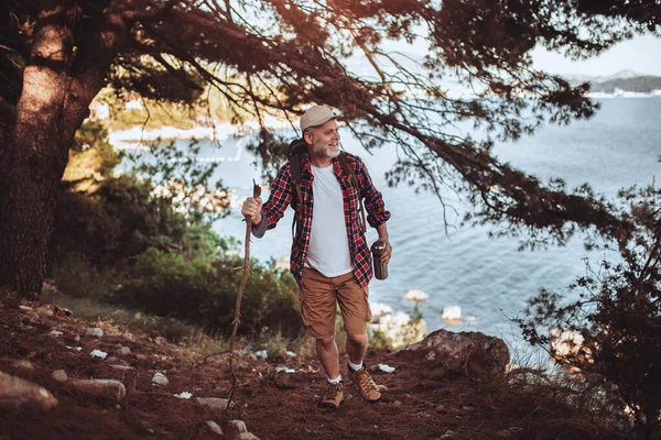 Olgun Bir Adam Deniz Kenarında Yürüyüş Yapıyor Gün Batımında Doğayı — Stok fotoğraf