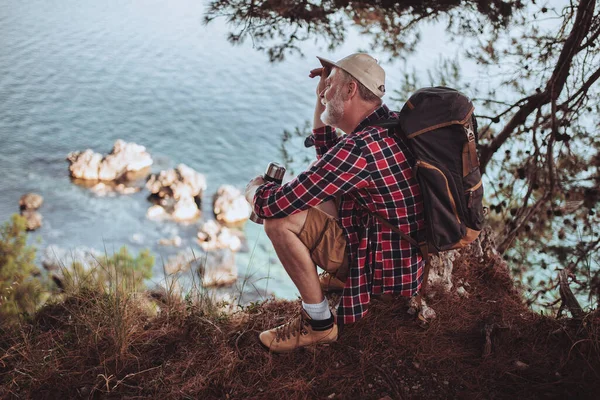 Volwassen Man Wandelen Aan Zee Natuur Verkennen Bij Zonsondergang — Stockfoto