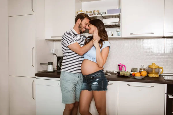Pregnant Woman Husband Kitchen — Stock Photo, Image