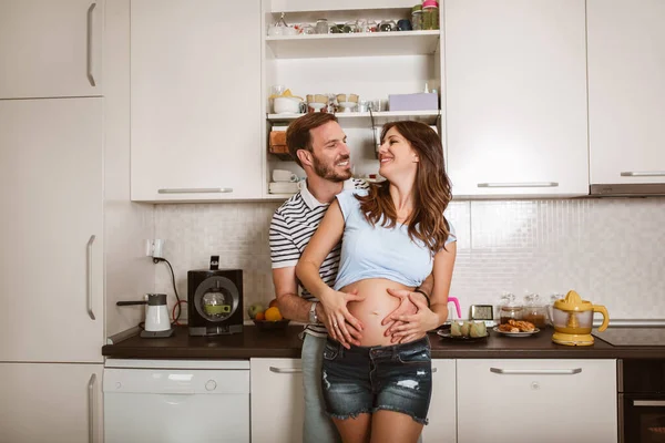 在厨房里有丈夫的孕妇 — 图库照片