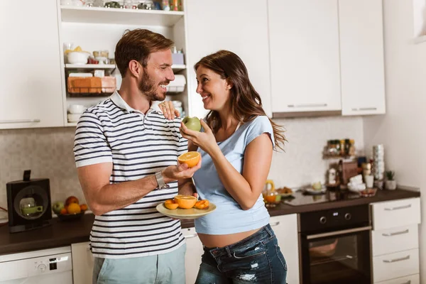 Pregnant Woman Husband Kitchen — Stock Photo, Image