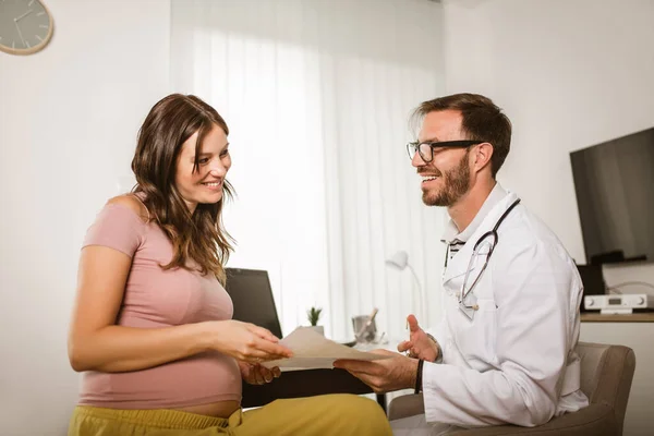 妇科医生与怀孕妇女在医院开会 — 图库照片