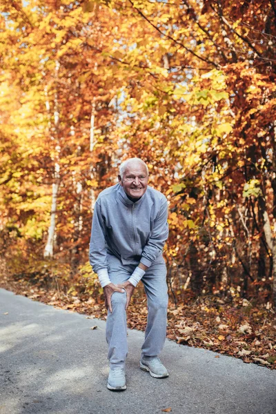 Hombre Mayor Haciendo Ejercicio Parque Divirtiéndose — Foto de Stock