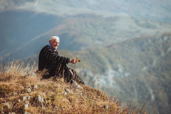 Eenzame Oudere Toerist Bergen Zittend Kijkend Naar Het Landschap — Stockfoto