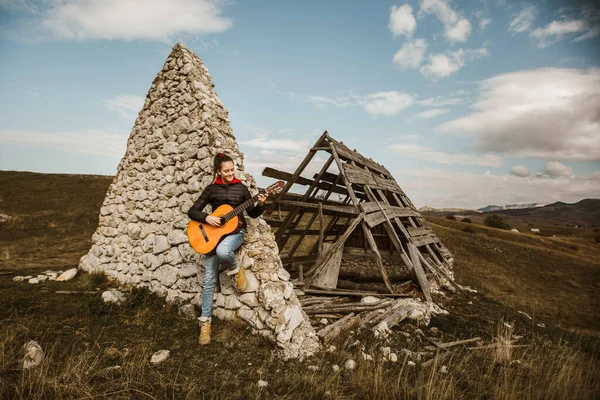 Young Girl Guitar Mountainous Area — Stock Photo, Image