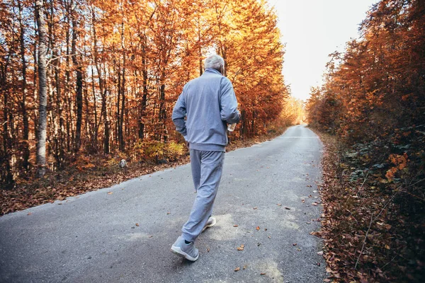 Senior Loper Natuur Oudere Sportieve Man Rennend Het Bos Tijdens — Stockfoto