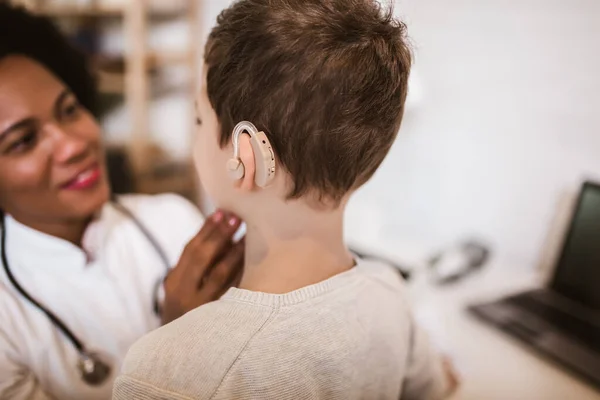 Garoto Surdo Sorridente Com Implante Auricular Consultório Médico — Fotografia de Stock