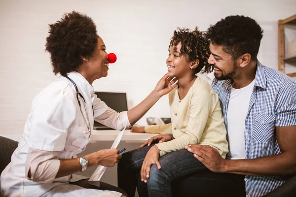 アフリカ系アメリカ人の臨床医が病院で小さな患者と話しています — ストック写真