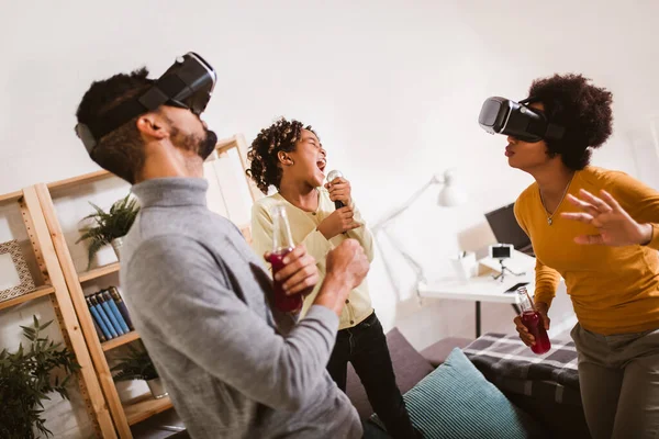 Feliz Familia Negra Casa Papá Mamá Hija Jugando Realidad Virtual — Foto de Stock