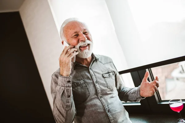 Homme Âgé Souriant Lors Appel Téléphonique Dans Salon — Photo