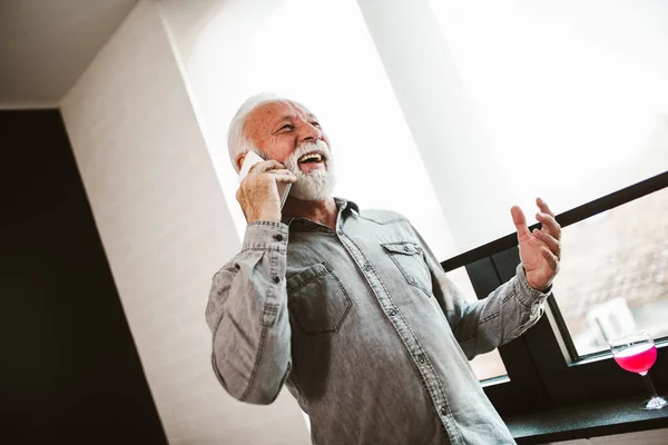 Usmívající Starší Muž Telefonátu Obývacím Pokoji — Stock fotografie