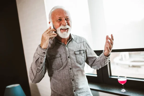 Usmívající Starší Muž Telefonátu Obývacím Pokoji — Stock fotografie