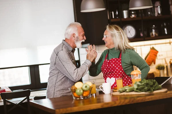 Красивая Пожилая Пара Танцует Улыбается Время Приготовления Пищи Вместе Кухне — стоковое фото