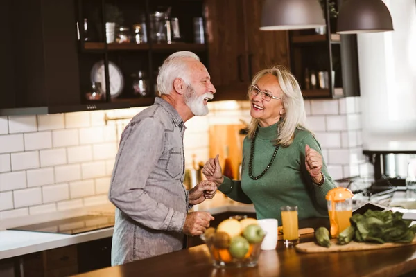 Hermosa Pareja Ancianos Está Bailando Sonriendo Mientras Cocinan Juntos Cocina —  Fotos de Stock