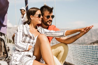 Sevgi dolu çift denizde yatta mutlu vakit geçiriyor. Deniz kenarında lüks bir tatil.. 