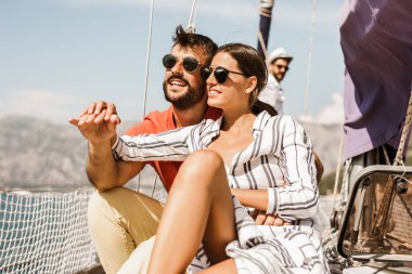 Sevgi dolu çift denizde yatta mutlu vakit geçiriyor. Deniz kenarında lüks bir tatil.. 