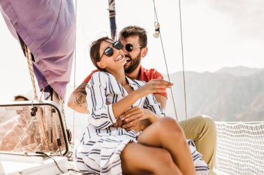 Sevgi dolu çift denizde yatta mutlu vakit geçiriyor. Deniz kenarında lüks bir tatil.. 