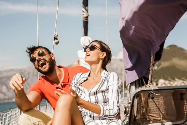 Sevgi dolu çift denizde yatta mutlu vakit geçiriyor. Deniz kenarında lüks bir tatil.. 