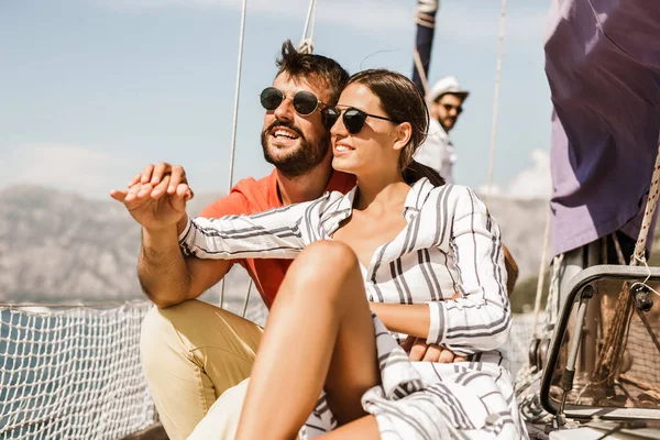 Una Pareja Amorosa Pasando Tiempo Feliz Yate Mar Vacaciones Lujo — Foto de Stock