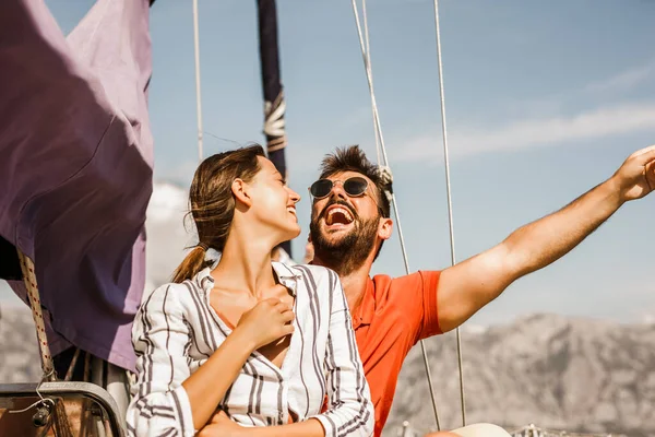 Casal Amoroso Passar Tempo Feliz Iate Mar Férias Luxo Seaboat — Fotografia de Stock