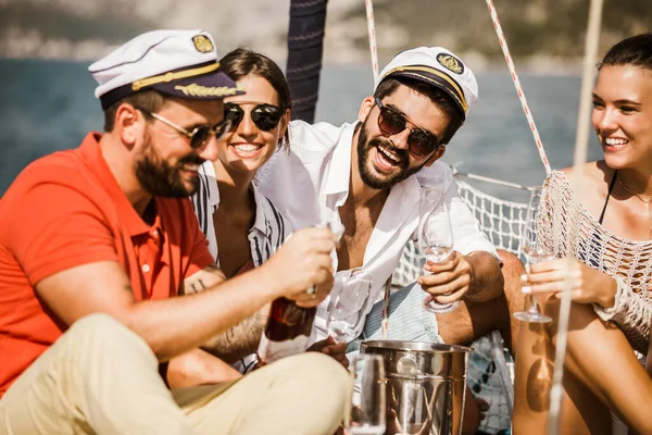 Χαμογελαστοί Φίλοι Ποτήρια Σαμπάνιας Στο Γιοτ Διακοπές Ταξίδια Θάλασσα Φιλία — Φωτογραφία Αρχείου