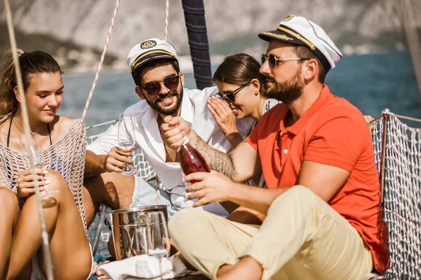 Amigos Sorridentes Com Taças Champanhe Iate Férias Viagens Mar Amizade — Fotografia de Stock