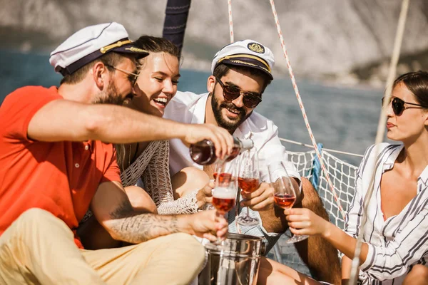 Amigos Sorridentes Com Taças Champanhe Iate Férias Viagens Mar Amizade — Fotografia de Stock