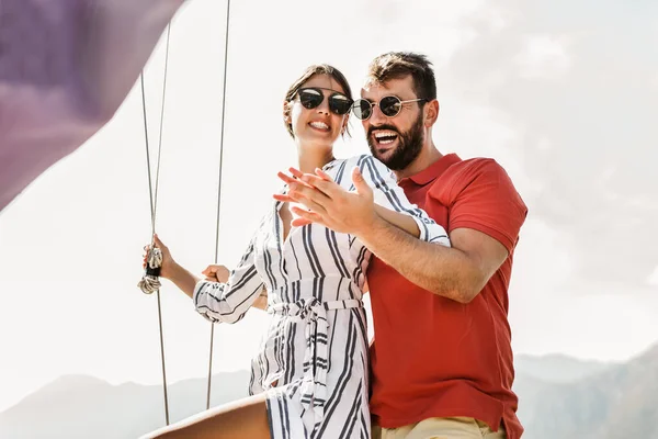 Couple Aimant Passer Temps Heureux Sur Yacht Mer Vacances Luxe — Photo
