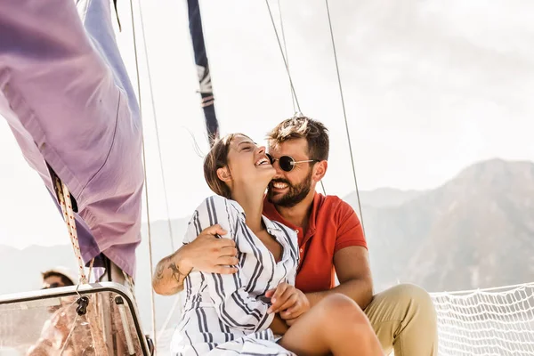 사랑하는 커플이 바다에서 요트를 시간을 보내고 보트를 즐거운 휴가를 보내다 — 스톡 사진