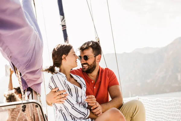 Heerlijk Stel Dat Gelukkig Een Jacht Zee Zit Luxe Vakantie — Stockfoto