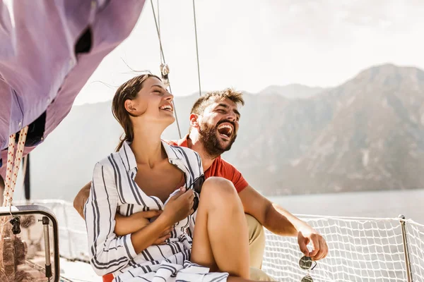 Szerető Pár Töltenek Boldog Időt Egy Jachton Tengeren Luxus Nyaralás — Stock Fotó