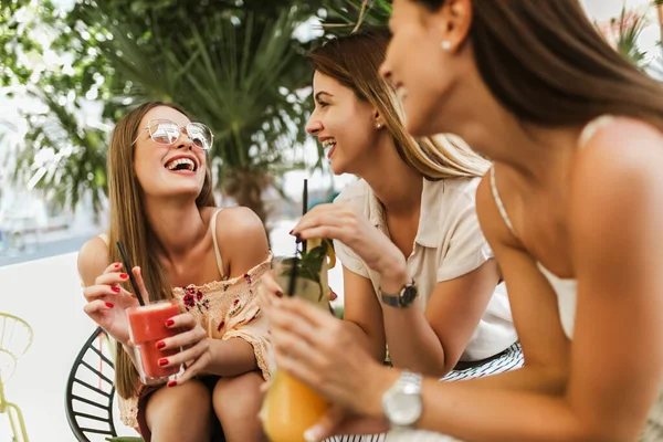 Mooie Meisjes Drinken Cocktail Cafe Hebben Plezier — Stockfoto