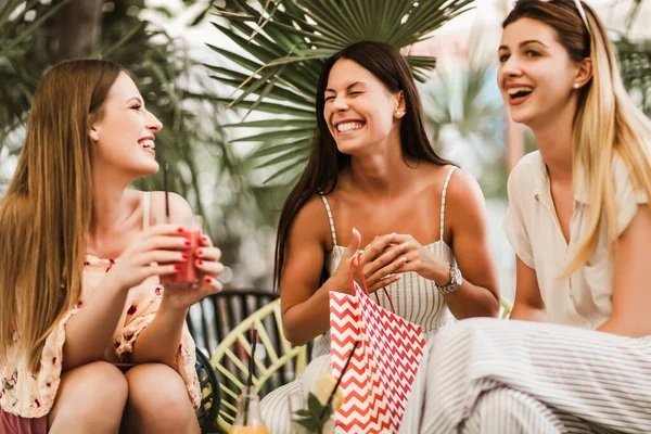 Drie Jonge Vrouwen Een Café Een Winkeltje — Stockfoto