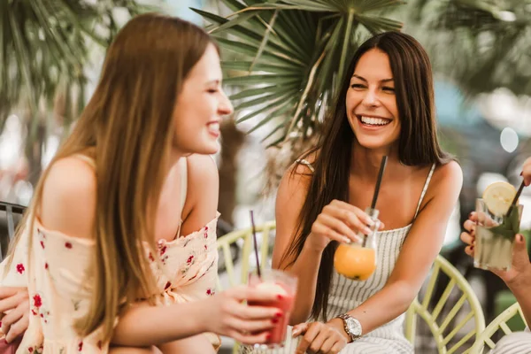 Mooie Meisjes Drinken Cocktail Cafe Hebben Plezier — Stockfoto