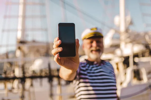 Felnőtt Férfi Áll Mólón Tengerész Ingben Kalapban Okos Telefonnal Koncentrálj — Stock Fotó